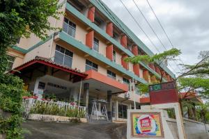 丹戎檳榔的住宿－Hotel Sampurna Jaya，前面有标志的建筑