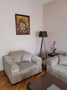 sala de estar con sofá y mesa en Soleil Central Apartments, en Skopje