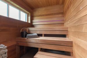eine Sauna mit einer Bank in einem Holzzimmer in der Unterkunft Saunaga puhkemaja Spithamis, 250 meetrit merest! in Spithami