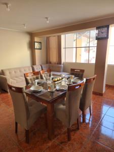uma sala de jantar com mesa e cadeiras em Departamento Amoblado Arequipa em Arequipa