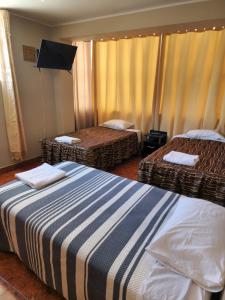 ein Hotelzimmer mit 2 Betten und einem Flachbild-TV in der Unterkunft Departamento Amoblado Arequipa in Arequipa