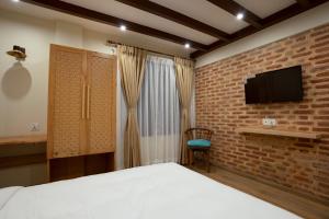 Karuna Hotel Patan Kathmandu的电视和/或娱乐中心