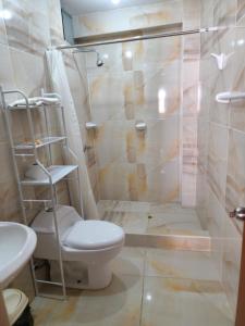y baño con aseo y ducha. en Departamento Amoblado Arequipa, en Arequipa