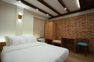 Karuna Hotel Patan Kathmandu客房内的一张或多张床位