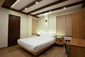 Karuna Hotel Patan Kathmandu客房内的一张或多张床位