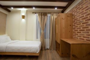 Karuna Hotel Patan Kathmandu客房内的一张或多张床位