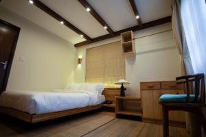 Karuna Hotel Patan Kathmandu客房内的一张或多张床位