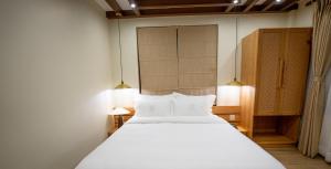 Karuna Hotel Patan Kathmandu客房内的一张或多张床位