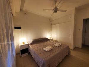 a bedroom with a bed with two towels on it at Casa Azcuénaga - Parque - Zona comercial - Aerop 15 min in Monte Grande