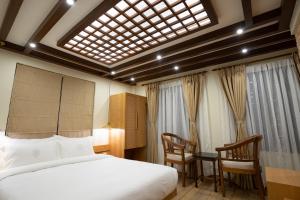 Karuna Hotel Patan Kathmandu客房内的一张或多张床位