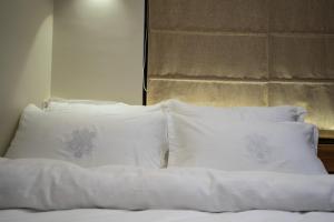 Karuna Hotel Patan Kathmandu客房内的一张或多张床位