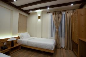 Karuna Hotel Patan Kathmandu客房内的一张或多张床位