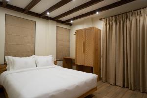 Karuna Hotel Patan Kathmandu客房内的一张或多张床位