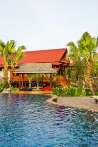 Swimming pool sa o malapit sa Bueng Bua Thong Resort