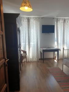 un soggiorno con tavolo e finestra di Studio Rasnov Apartaments a Rîşnov