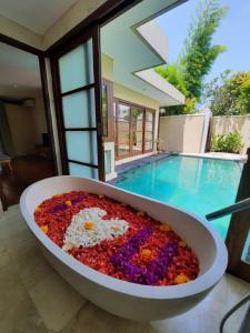 勒吉安的住宿－Beautiful Bali Villas，游泳池旁盛满鲜花的碗