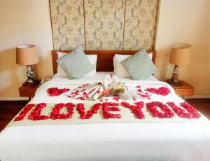 勒吉安的住宿－Beautiful Bali Villas，一张床上有一大堆红玫瑰