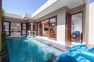 勒吉安的住宿－Beautiful Bali Villas，一座房子后院的游泳池