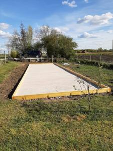 eine Betonplatte in einem Feld mit einem Auto im Hintergrund in der Unterkunft chambre coin nature in Fromelles