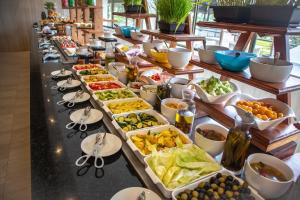 una línea de buffet con muchos tipos diferentes de comida en Royal Zanzibar Beach Resort, en Nungwi