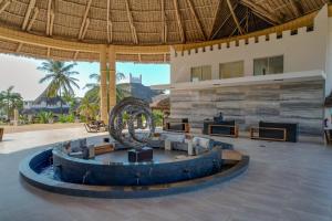 un vestíbulo de un complejo con una gran fuente circular en Royal Zanzibar Beach Resort, en Nungwi
