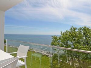 ザスニッツにあるOstseeresidenz Sassnitz F548 Penthouse 19 mit Sauna, Balkon, Meerblickの海の景色を望むバルコニー