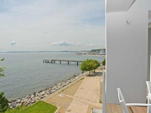 ザスニッツにあるOstseeresidenz Sassnitz F548 Penthouse 19 mit Sauna, Balkon, Meerblickの海と桟橋の景色