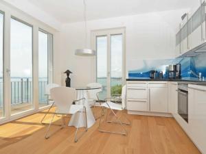 Kuchyň nebo kuchyňský kout v ubytování Ostseeresidenz Sassnitz - Penthouse 19 mit Sauna, Balkon, Meerblick