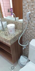 ein Bad mit einem Waschbecken und einem WC. in der Unterkunft Maravilhoso FLAT 201 próximo Shopping Partage in Campina Grande