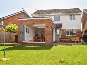 a extension to a house with a lawn at Paradise House in Honington