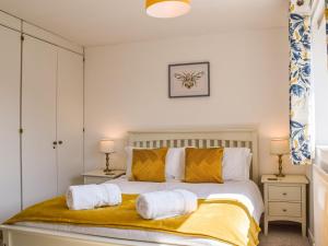 um quarto com uma cama com toalhas em Paradise House em Honington