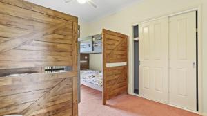 Un dormitorio con una puerta corredera de granero y una cama en Sunset Cottage en Hawks Nest