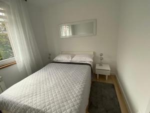 een kleine slaapkamer met een bed en een raam bij Apartament Cynamon II in Sandomierz