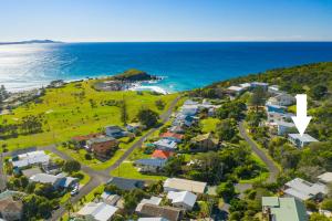 una vista aérea de un suburbio junto al océano en Bally High, 20 Dulconghi Street, en Crescent Head