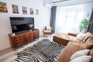 ein Wohnzimmer mit einem Sofa und einem Zebra-Teppich in der Unterkunft On the Castle Hill, near Chain Bridge in Budapest