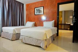 una habitación de hotel con 2 camas en una habitación en Hub de Leaf @ Rayong, en Rayong