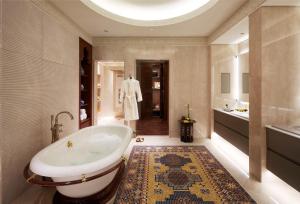 Uma casa de banho em Jumeirah Al Qasr Dubai
