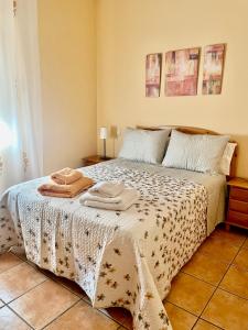 1 dormitorio con 1 cama con 2 toallas en Casa San Marcos, en El Hornillo