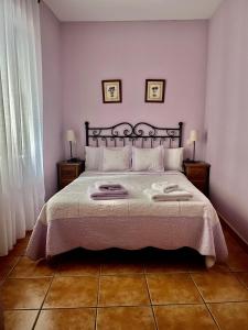 1 dormitorio con 1 cama grande y 2 mesitas de noche en Casa San Marcos, en El Hornillo