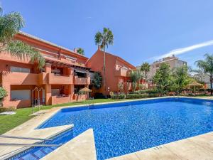 een afbeelding van een zwembad voor een huis bij La Fragata Penthouse LF1 in Estepona