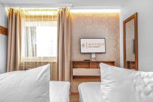 ein Hotelzimmer mit 2 Betten und einem Fenster in der Unterkunft Boutique Hotel Budapest in Budapest