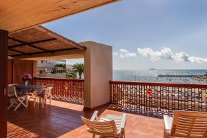 ピオンビーノにあるLa Casa sul Golfoの海を望むバルコニー(テーブル、椅子付)