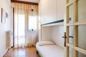 ピオンビーノにあるLa Casa sul Golfoの小さなベッドルーム(二段ベッド1組、窓付)