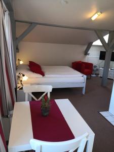 a room with a bed and a table and a couch at Kleene Helene in Wulfen auf Fehmarn