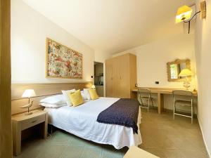 una camera d'albergo con letto e scrivania di Residence Stella Marina a Ustica