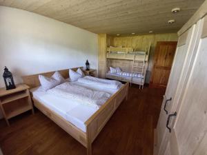 Un dormitorio con una cama grande en una habitación. en Landhaus Friedl, en Riedlhütte