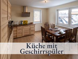 ブラウンラーゲにあるHaus an der Skiwieseのキッチン&ダイニングルーム(テーブル、キッチン用冷蔵庫付)