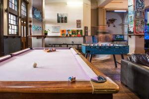 Biliár nebo kulečník v ubytování Sundancer Backpackers Hostel + 37 fotografií