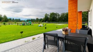 Zahrada ubytování Wonder Home - Apartamenty Halo Karkonosze z ogrodem, sezonowym basenem, placem zabaw i widokiem na Śnieżkę - zlokalizowane blisko Karpacza