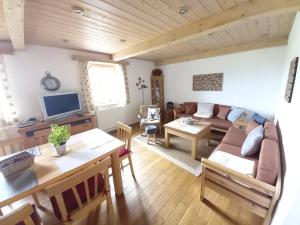 sala de estar con sofá y mesa en Landhaus Friedl, en Riedlhütte